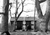 Huvudbyggnaden på gården Fjärndeln i Yxta i Hovsta, 1976