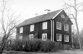 Huvudbyggnaden på gården Fjärndeln i Yxta i Hovsta, sett från gatan, 1976