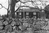 Stenmur framför huvudbyggnaden på gården Fjärndeln i Yxta i Hovsta, 1976