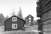 Gården Fjärdeln med uthus i Yxta i Hovsta, 1976