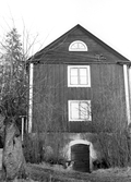 Huvudbyggnad på gården Fjärdeln med matkällare på gaveln i Yxta i Hovsta, 1976