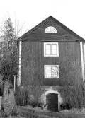 Huvudbyggnad på gården Fjärdeln med matkällare på gaveln i Yxta i Hovsta, 1976