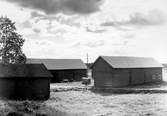Flera uthus på gården Fjärdeln i Yxta i Hovsta, 1976