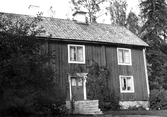 Huvudbyggnaden på gården Fjärdeln i Yxta i Hovsta, 1976