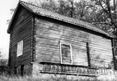 Uthus med stege på gården Fjärdeln i Yxta i Hovsta, 1976