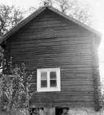 Gavel med fönster på uthus på gården Fjärdeln i Yxta i Hovsta, 1976