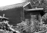 Vedhus på gården Fjärdeln i Yxta i Hovsta, 1976