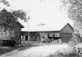 Stall och lada på gården Fjärdeln i Yxta i Hovsta, 1976
