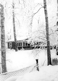 Hus i skogen i Yxtabacken i Hovsta, 1985