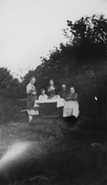 Kaffebjudning i trädgården i Hovsta, 1920-tal