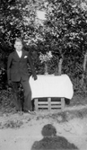 Lennart i kostym och handskar inför konfirmation, 1920-tal