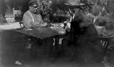 Kalle och Joel spelar Priffe i trädgård i Hovsta, 1920-tal