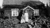 Johanna och Lina framför torpet i Hovsta, 1920-tal