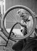 Lennart lagar sin cykel i Hovsta 1930-tal