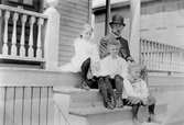 Familjen Sundström på trappan i i Brockton i USA, ca 1910