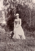Lovisa Larsson i skogsdunge i Yxtabacken i Hovsta, ca 1900