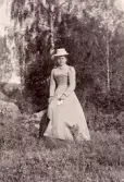 Lovisa Larsson i skogsdunge i Yxtabacken i Hovsta, ca 1900