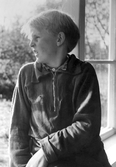 Pojke i fönster i Hovsta, 1950-tal