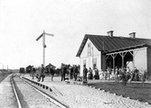 Väntan på tåg på Hovsta station, ca 1900