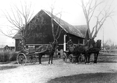 Två hästdragna vagnar på Dyltabruk i Axberg, 1920-tal