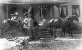 Häst och vagn vid Dylta gästgiveri i Axberg, ca 1900