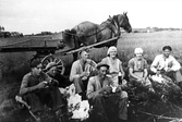 Kaffepaus i skördearbete på Anderssons gård i Förlunda, 1930-tal