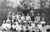 Skolklass med lärarinna i Hovsta, 1920-tal