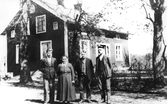 Familjen Larsson framför hus i Hovsta, 1930-tal