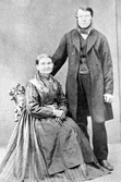 Ateljefotografi av okänt par från Hovsta, 1890-tal