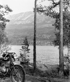 Motorcykel vid sjö