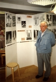 Lennart framför sin utställning om milstenar i Hovsta, 1983