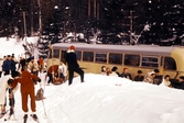 Buss lämnar skidåkare i Lockenkil, 1950-tal