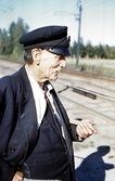 Gustav Molin med stinsmössa vid järnväg i Örebro, 1950-tal