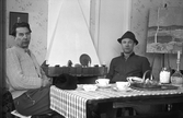 Män vid kaffebord i Frösvidal i Kil, 1940-tal