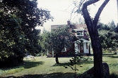 Hus i Yxtabacken med trädgård, 1970-tal
