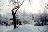 Mycket snö vid hus i Yxtabacken i Hovsta, 1970-tal