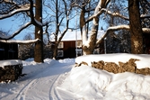 Snöspåren leder till gården Fjärndeln i Yxta i Hovsta, 1982