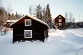 Olika byggnader på gården Fjärndeln i Yxta i Hovsta, 1982