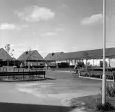 Lekande barn i villaområde i Lundby, 1972