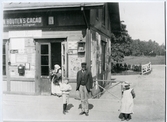 Dingtuna sn.
Evald Granath och hans mor vid stationsbyggnaden. C:a 1908.