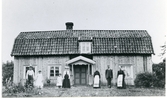 Dingtuna sn, Tibble.
Sju personer framför bostaden på Tibble gård. C:a 1903-05.