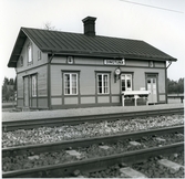 Dingtuna sn.
Exteriör av Dingtuna järnvägsstation, 1989.