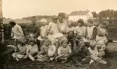 ”Streteredsbarna” 1930-tal. Småbarnshemmet ses i bakgrunden. Barn från Streteredshemmet.