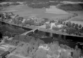 Flygfoto över Husby kyrka år 1964.