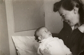 Edith Krantz (född Törner) håller dottern Stina i sin famn, 1946. Familjen bodde på Kyrkbacken i Kållered.