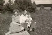 Östen Krantz (1910 - 1990), hustrun Edit (1915 - 2008, född Törner) och dottern Stina sitter i slänten ner mot Tulebosjön år 1946. Tulebosjön ses i bakgrunden.
