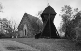 Torsångs kyrka och klockstapel. Läs mer om Torsångs kyrka i boken: Dalarnas kyrkor i ord och bild.