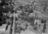 Flygfoto över Mockfjärd. Läs mer om Mockfjärds kyrka i boken: Dalarnas kyrkor i ord och bild.