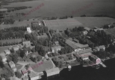 Flygfoto över Grangärde. Grangärde kyrka och bebyggelse år 1950.