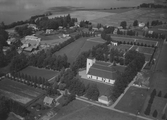 Flygfoto över Grangärde. Grangärde kyrka år 1951. Läs mer om Grangärde kyrka i boken: Dalarnas kyrkor i ord och bild.